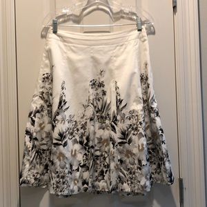 White House Black Market sz 4 white/blk/gold skirt